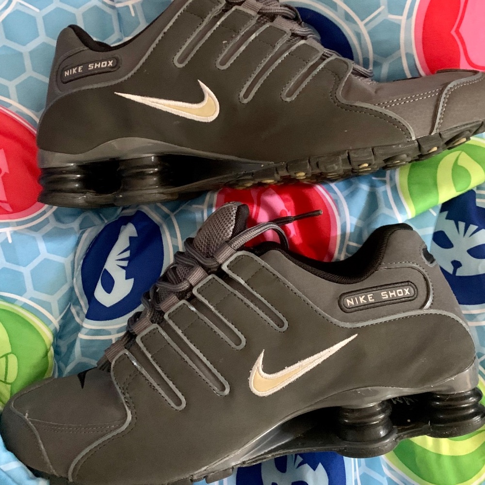 Black nike shox